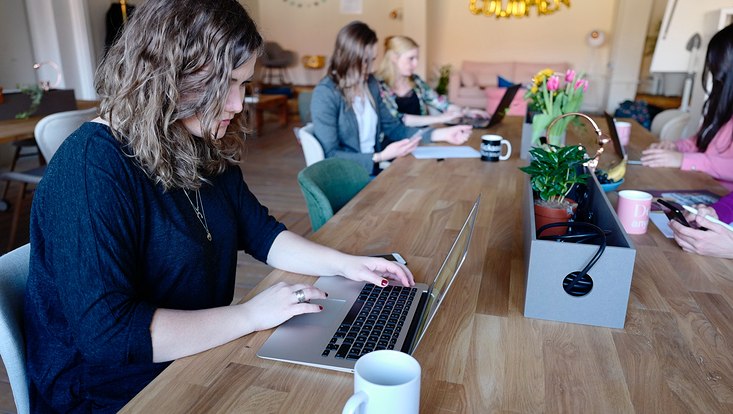 Frau arbeitet am Laptop