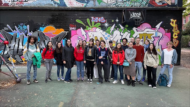 Teilnehmende eines HRA Stadtrundgangs