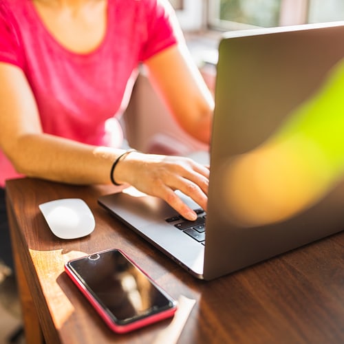 Laptop und Handy auf einem Tisch