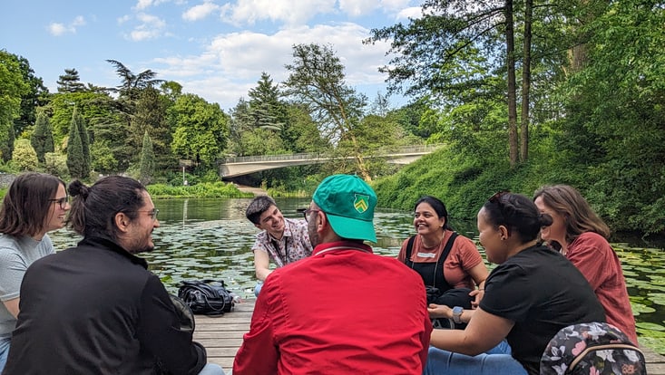 Postdocs unterhalten sich am See