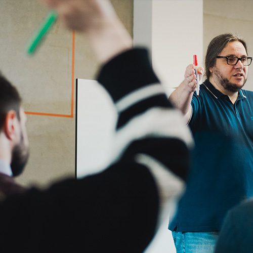 Einblick in eine Informationsveranstaltung: Dozent und Teilnehmer