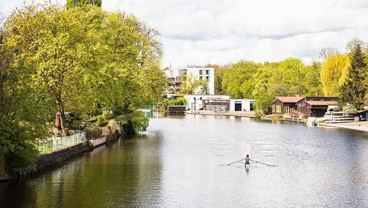 Ein Kanal mit einem Kanu
